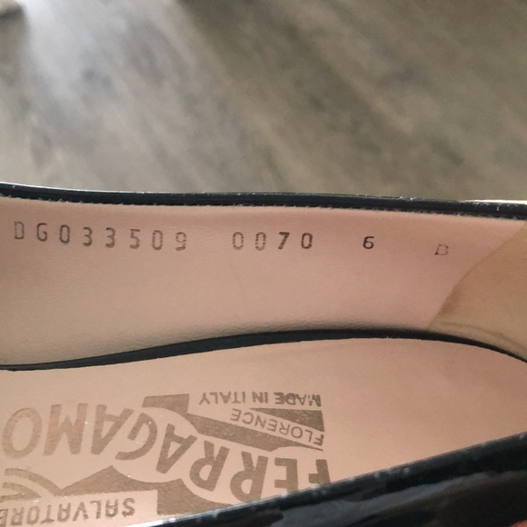 Ferragamo classic black shoes size 6 very good condition with bag - Picture 4 of 5